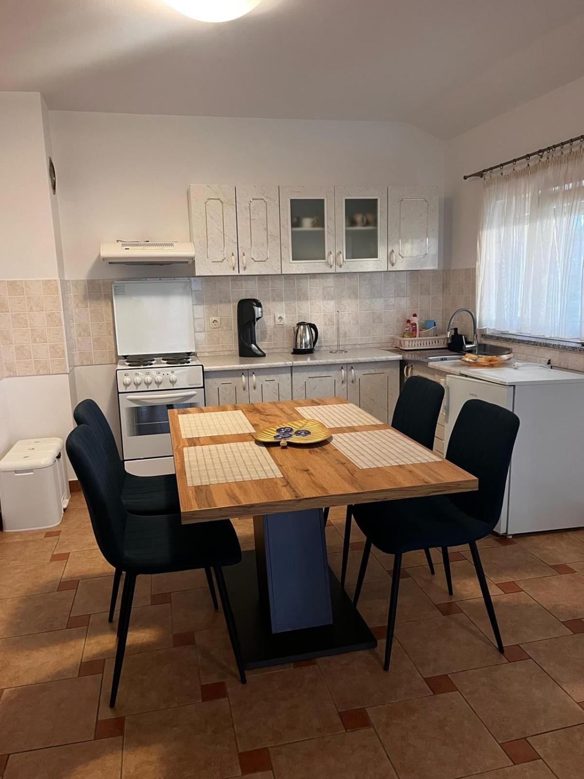 Apartments Jadranka Малинска Екстериор снимка