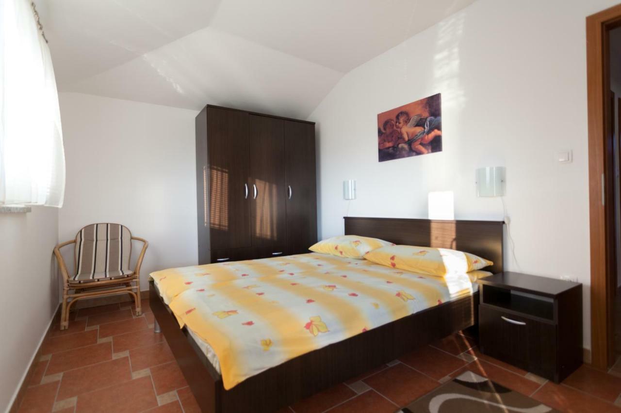 Apartments Jadranka Малинска Екстериор снимка